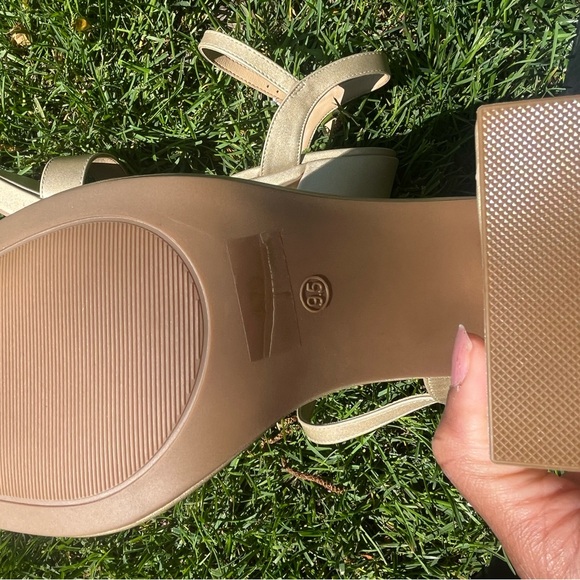 NIB Platform Sandals - Picture 8 of 9